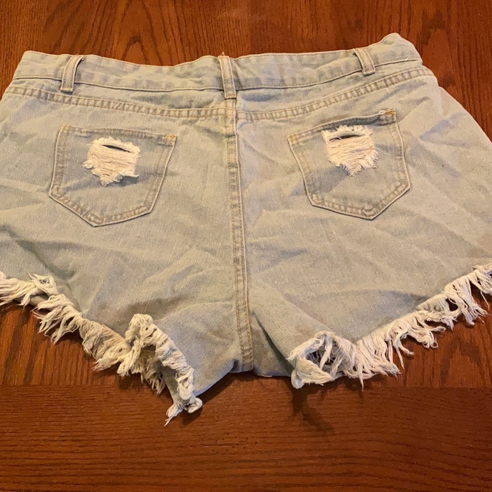 Women’s cutoff shorts - Picture 2 of 5